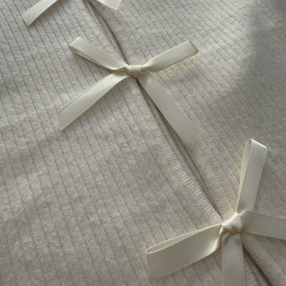 New without tags-Satin Bow Cutout Knit Long Sleeve Top - Le Lis- size medium - Picture 3 of 6